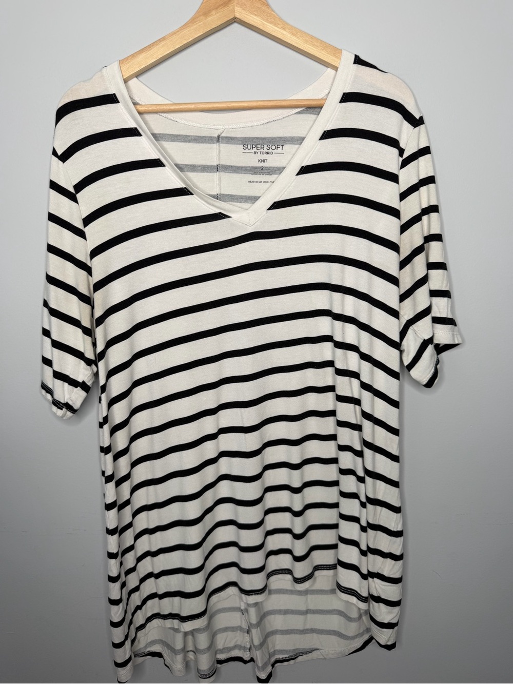 Ladies Torrid White & Black super soft Striped V-Neck Knit Top size 2